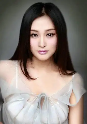 邓天晴性感美艳写真