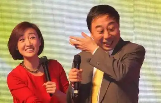 61岁冯巩一家近照,老婆长得比牛莉还美,儿子颜值一言难尽