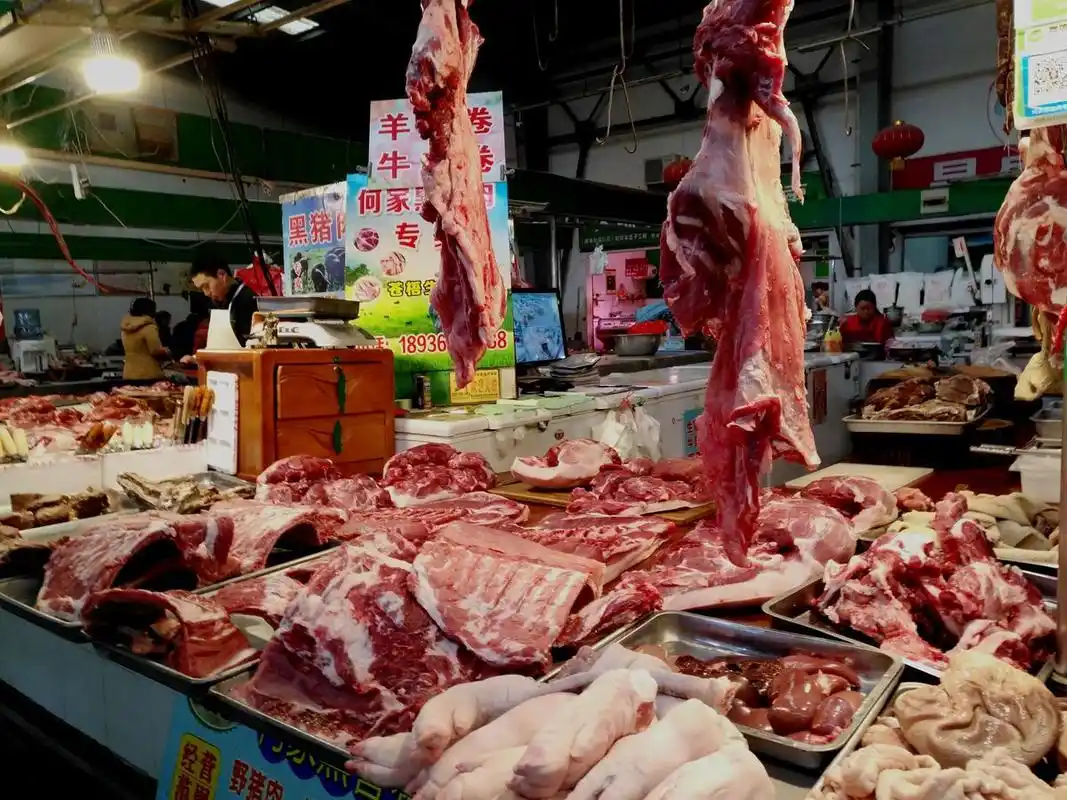 市区大菜场的肉摊跟乡下还是不一样,最后一图是美味一般人吃不到