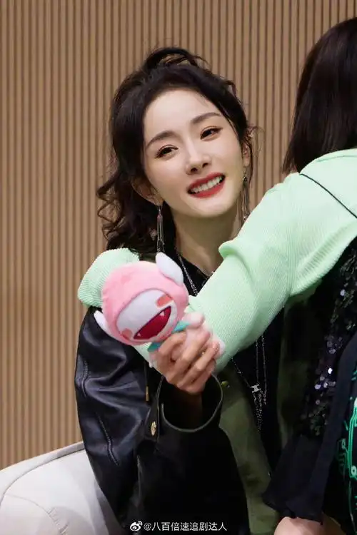 杨幂甜笑##杨幂笑得好甜