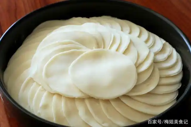 饺子皮别包饺子了,试试这种特色做法,一卷一烙,出锅被抢光
