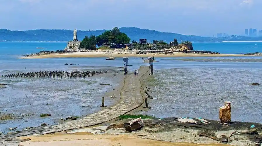 沿着摩西分海石板道登上潮水退去的建功屿