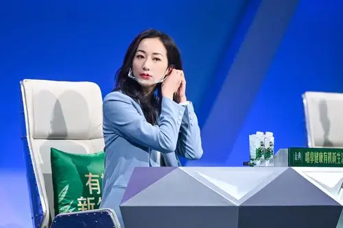 韩雪戴口罩录节目防范意识高 蓝色西装气质满分