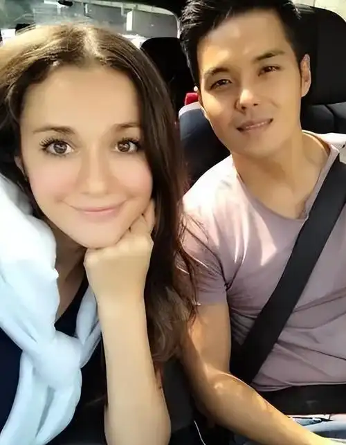 mike在荧幕上见到瑞莎的时候,就被瑞莎的美貌吸引,随着深入的了解