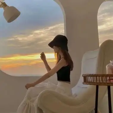 高清唯美背景为夕阳的女生头像图片