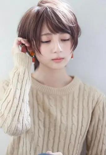 女生短头发精剪齐刘海发型图片