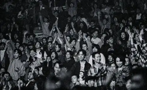 高原打开了尘封已久的相簿,挑选出百余幅从未面世的红磡演唱会照片