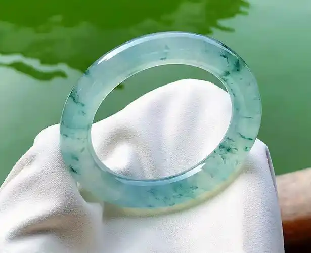 告诉你10万左右翡翠手镯长什么样(10万翡翠手镯的图片欣赏)-玩玉石网