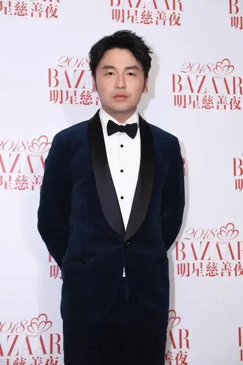 雷佳音参加孩子校庆穿拖鞋学费一年十几万身背绿色女士包