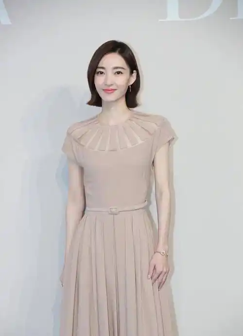 王丽坤头发丝都透露着温柔,一袭时尚长裙显气质,一看就高段位_气息