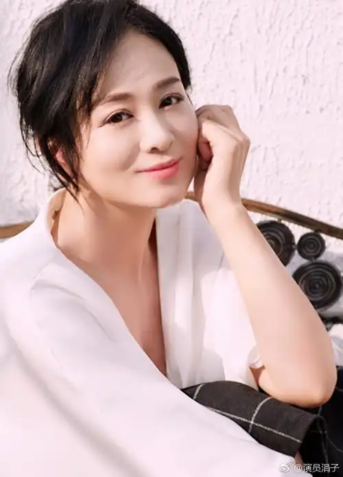 43岁涓子晒美照印花裙配长发减龄又少女一袭开衫美得端庄优雅