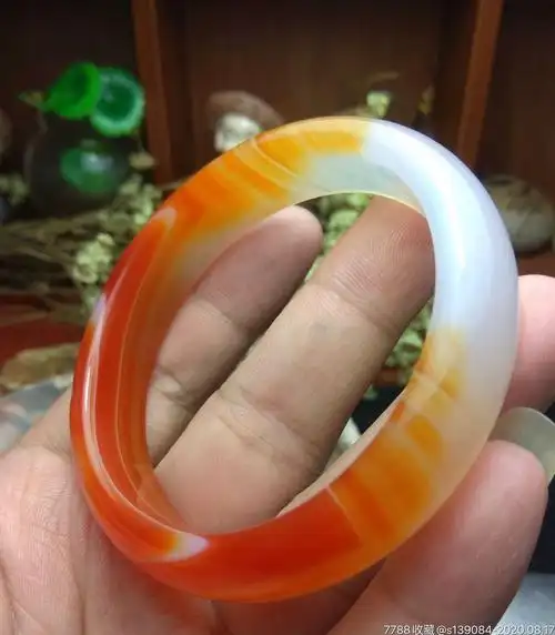 天然玛瑙手镯,58口,送证书