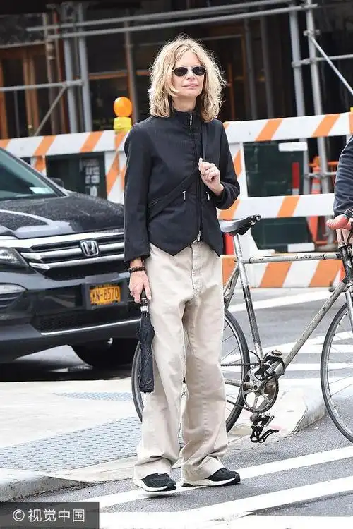 "老牌甜心"梅格·瑞恩似穿老公裤子 头发凌乱