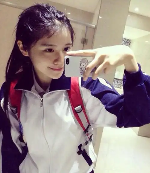 18岁最美最萌军训校花来袭,出生于1997年的揭阳女生近日晒出自拍照