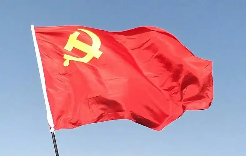 鲜艳的党旗迎风飘扬在"万丈盐桥"上