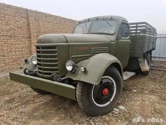 后做的木车厢还带高栏,而原装的解放ca10be型高栏板载重汽车的车厢