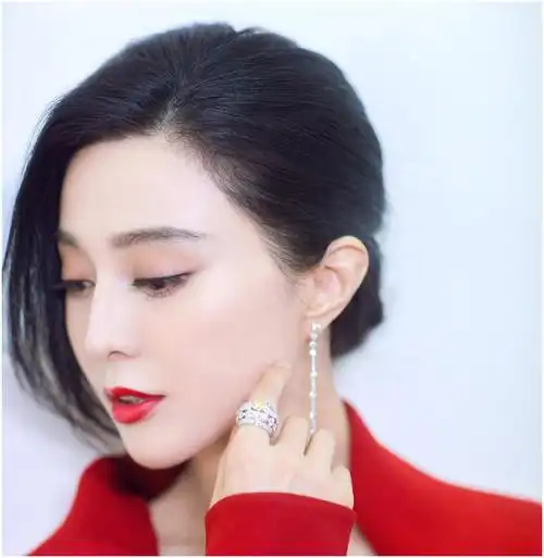 范冰冰的颜值在娱乐圈女明星中一定是数一数二的那种了,虽然她也曾经