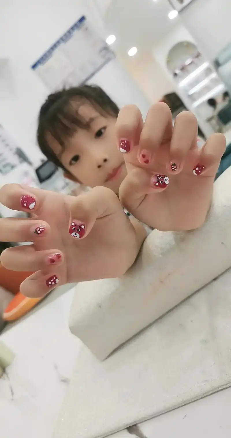 爱美不分年龄,儿童草莓熊美甲#儿童美甲 #超火的多巴胺女孩美 - 抖音