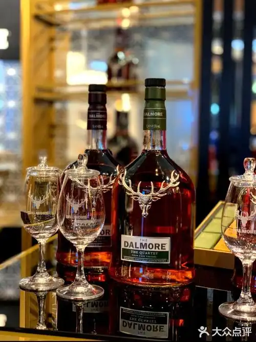 朋友说乾脆留在大摩快闪店喝威士忌好了