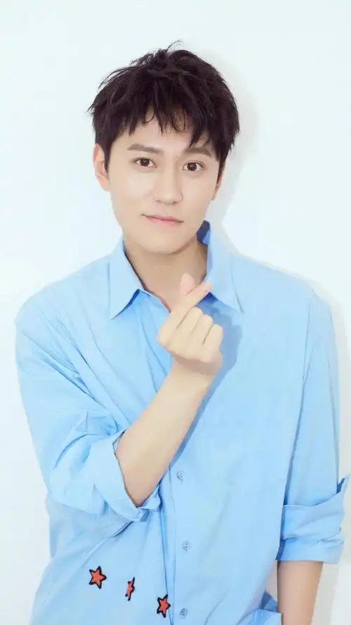 秦俊杰为你比心