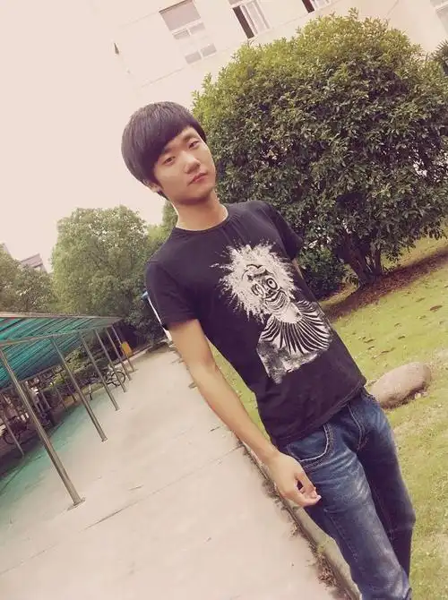 真实姓名: 许哲枫 (男) 年龄: 25岁