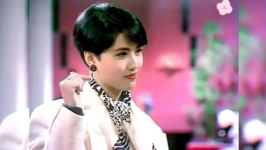 那一年,周海媚才21岁,为了拍戏剪了又帅又萌的短发