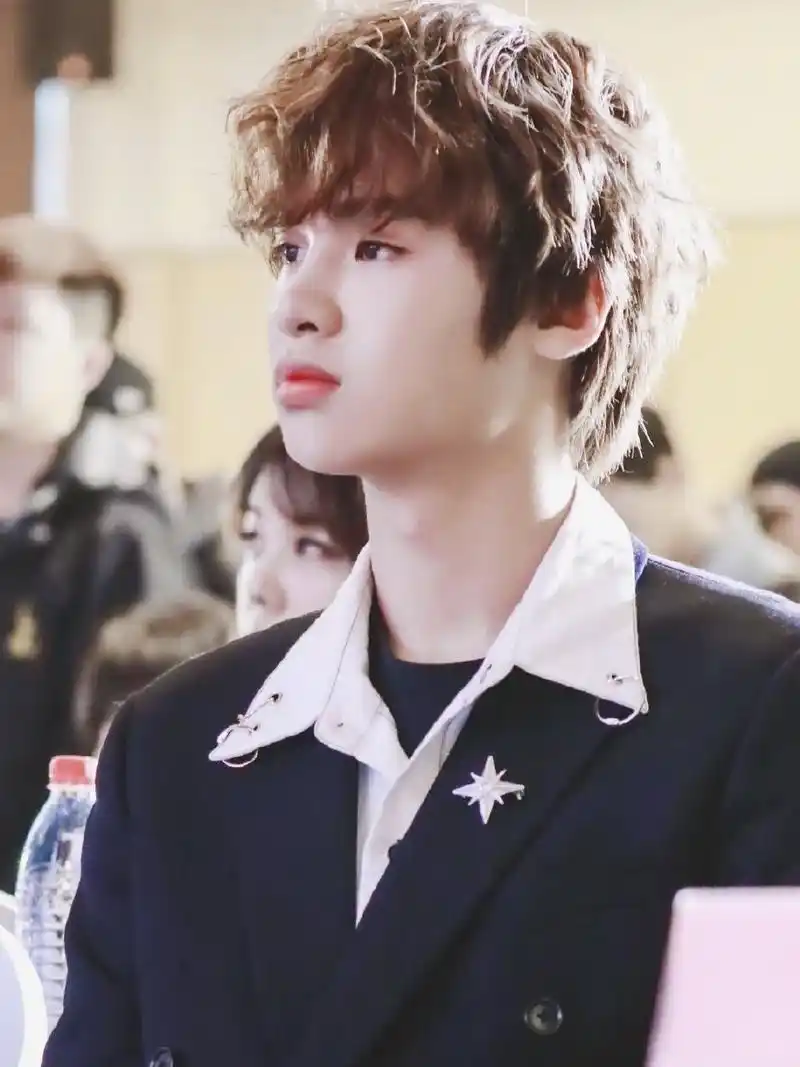 17岁大男孩黄明昊那迷人的侧颜颜,惊艳了时光!