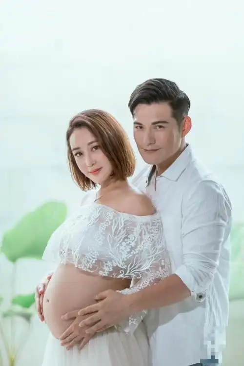 杜若溪孕照曝光,与老公甜蜜相拥吻 / 比乐族