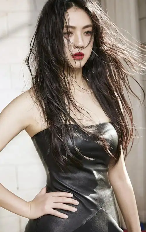 文艺女神汤唯太迷人,湿发造型太a了,这眼神勾人心魄!