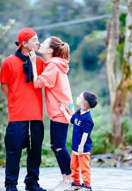 的各种预告,比如"陈小春应采儿亲亲jasper围观",再比如"邓伦李沁"也叕