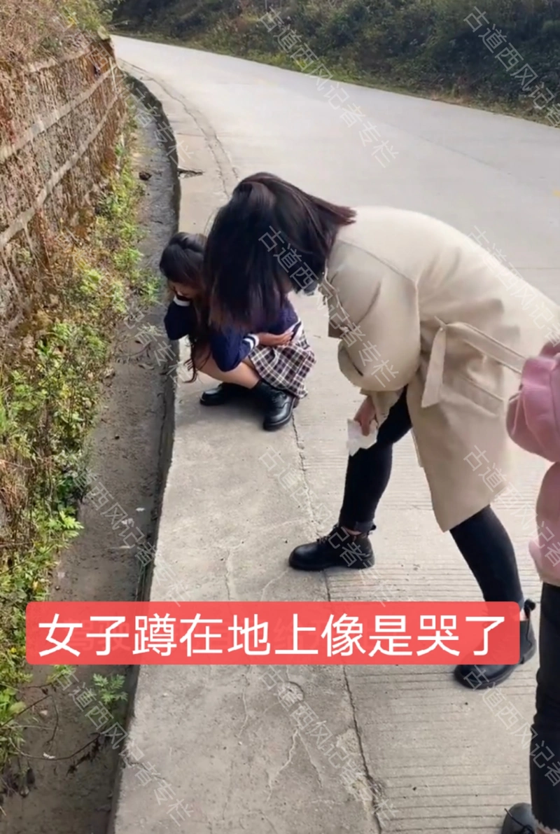 陕西汉中:女司机开车如"开飞机",半路上自己下车蹲路边大吐