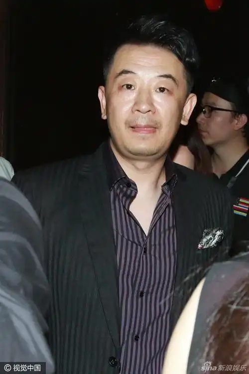 黄海波嫖娼门后首度公开露面略显发福图