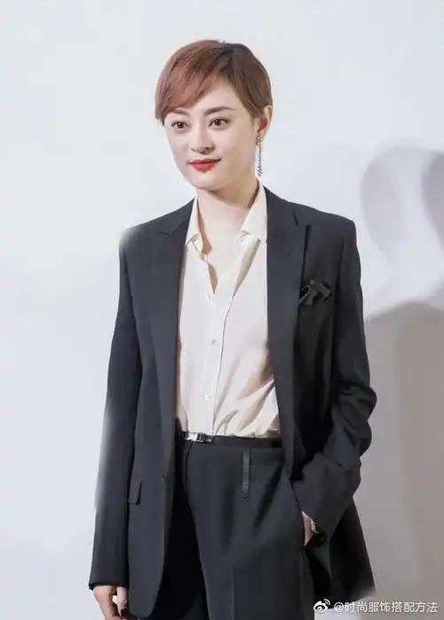 孙俪#穿着最板正传统的黑色西服套装,却穿出满满的精致感和高级的