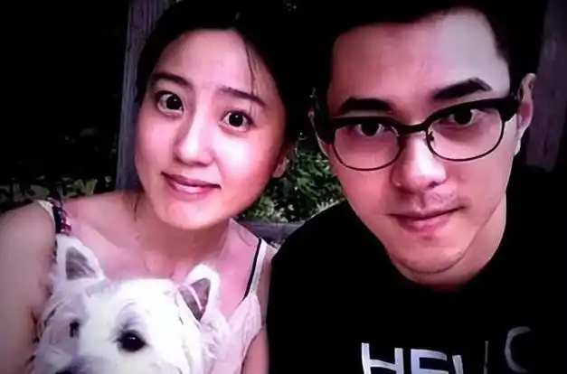 女儿五官清秀超像爸,推简易婴儿车太低调|胡海泉|潘玮柏|婚内出轨