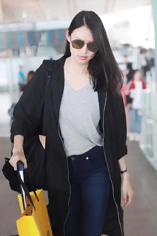 张梓琳穿黑色外套配牛仔裤现身 推行李秀大长腿笑容灿烂星范十足