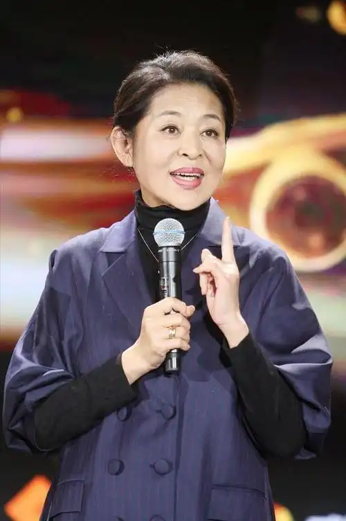 回顾倪萍曾主持13次春晚为治儿子眼疾倾家荡产如今她过的怎样