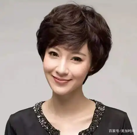 女人过了50岁,少弄3种发型,显老俗气不说,还易拉低档次