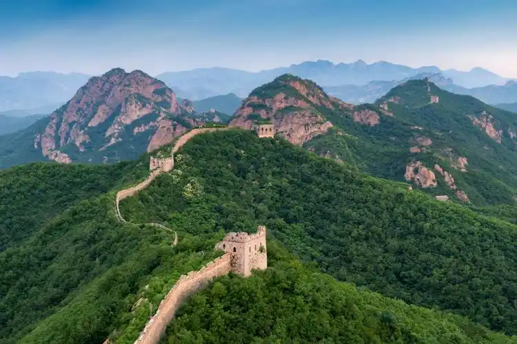 长城是伟大的古代建筑奇迹,是中华民族的骄傲与象征,一年当中拍摄了