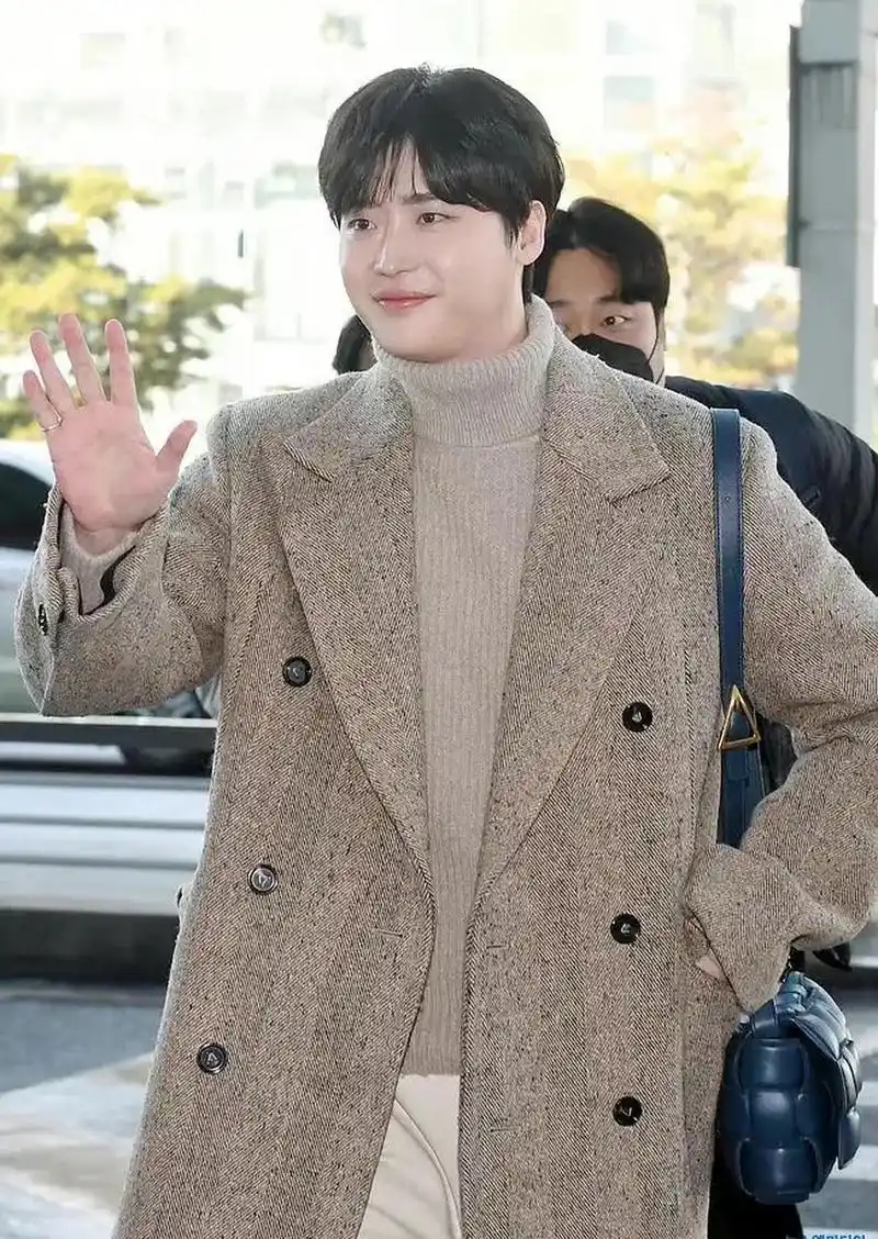 李钟硕发福啦,脸都变圆润了.