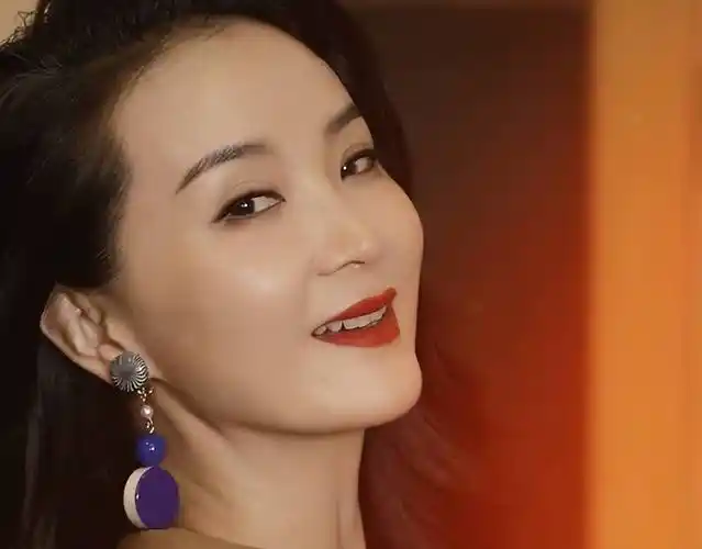 王艳懒理老公欠债跑路风波,办49岁生日宴状态好,承认自己变老_心态