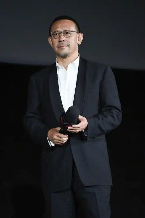 姜文携妻子周韵亮相,55岁的他胡须斑白,二婚娇妻却美得高级!