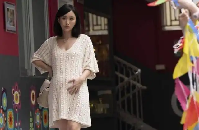 可以看出她已经在努力的"封胸"转型,希望给观众看一个不一样的自己