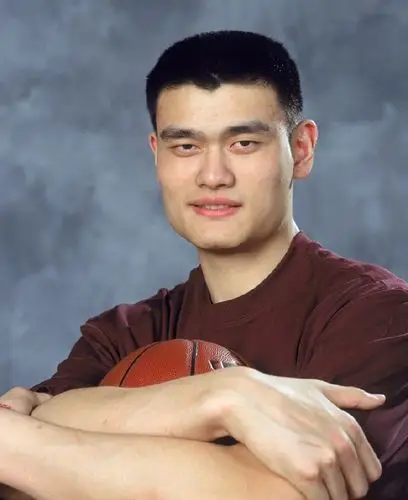 简介:nba名人堂"小巨人"姚明球星图片,分享一组nba名人堂图片给大家