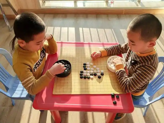 在下围棋中,也让孩子感受到了平时的学习好比今天的对弈,一定要