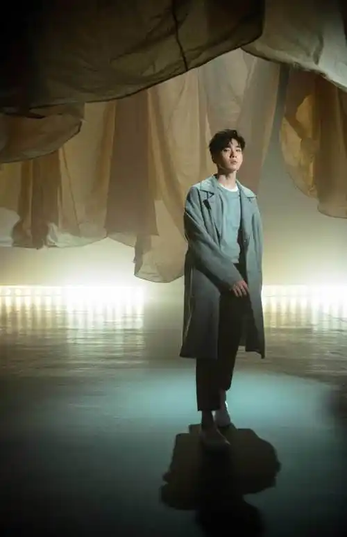 曹杨音乐剧专业出身首发单曲微光用歌声唱出他的感同身受