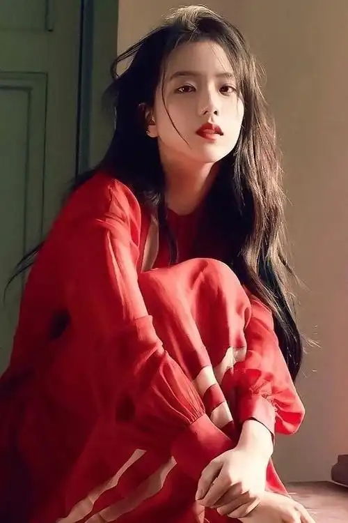 金智秀一身红色衣服搭上长发,性感满满金智秀时尚穿搭金智秀面如凝脂