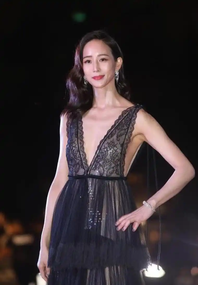 张钧甯的尺度越来越大,"真空"穿深v裙秀女团身材,真不怕走光