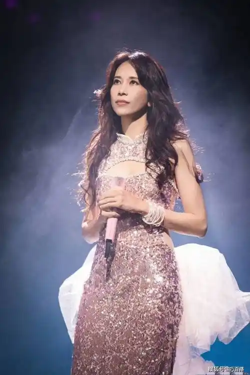 52岁莫文蔚状态真好,穿吊带裙配破洞牛仔裤,这是见过世面的女人_女性