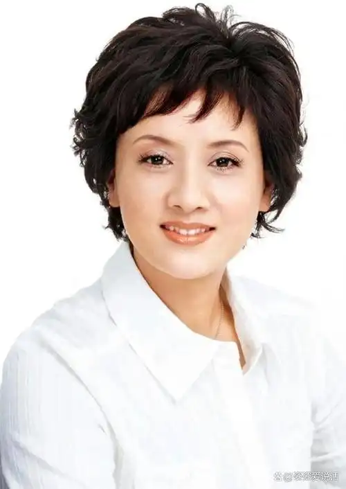 社交媒体上涌现出一波关于邓婕65岁的照片,引发了广大网友的热议.