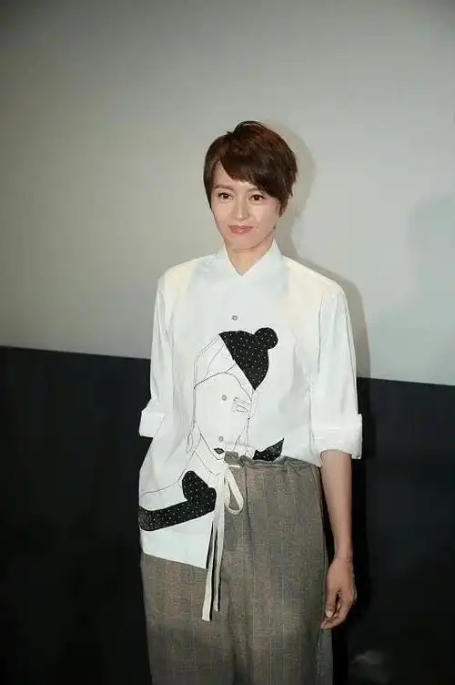 45岁梁咏琪近照罕曝光换新发型瘦身成功显疲态称暂时退出歌坛